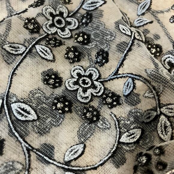 Gray lace floral scarf shawl with fringe, bohemian boho chic fairycore - Picture 5 of 10